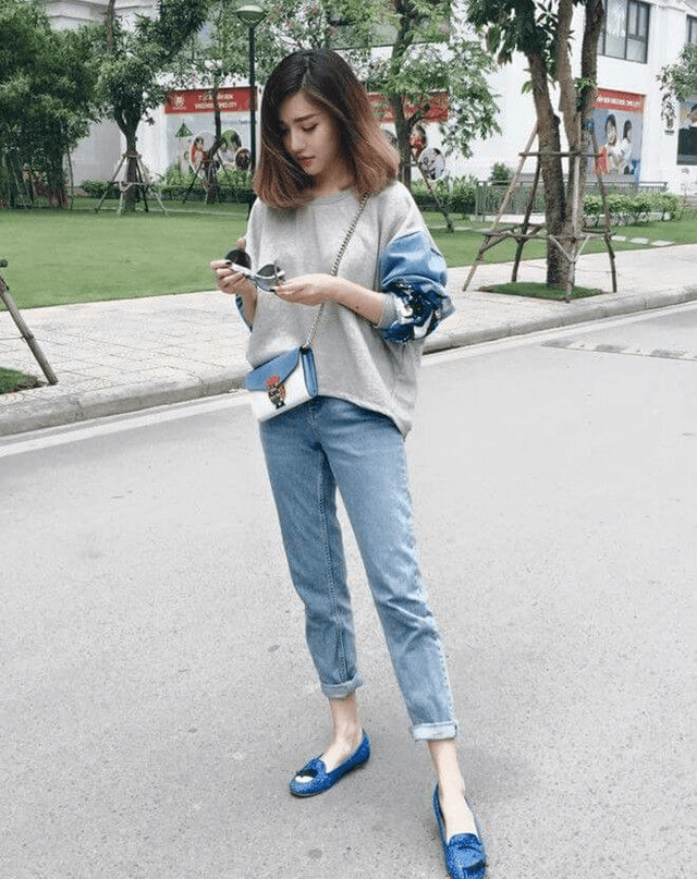 Áo thun form rộng đơn giản mà vẫn sành điệu phối chân váy jeans