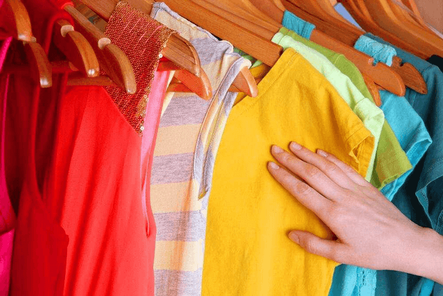 Làm cách nào để treo móc giặt áo thun để áo thun không bị giãn?