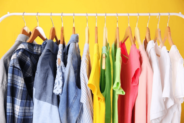 Làm cách nào để treo móc giặt áo thun để áo thun không bị giãn?